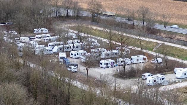 So früh wie noch nie „campt“ das fahrende Volk heuer am Durchreiseplatz an der B 1 in Pichling.  (Bild: Einöder Horst)