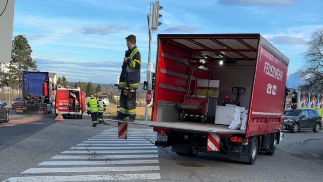 Die Dieselspur im Bereich der B86 Villacher Straße in Villach stellte eine große Verschmutzung dar. Feuerwehren, Polizei, Reinigungsfirmen waren gefordert.  (Bild: HFW Villach)