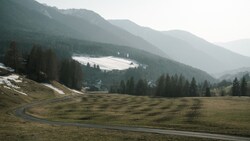 Der Fall des Mannes, der in einem Feld bei Brixen gefunden wurde, gibt weiter Rätsel auf. (Bild: stock.adobe.com - Joris Machholz)