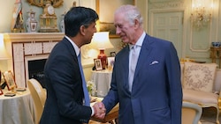 König Charles traf Premier Risi Sunak und erzählte, er sei von den Botschaften, die er nach seiner Krebs-Diagnose erhalte, „zu Tränen gerührt“. (Bild: APA/Jonathan Brady/Pool Photo via AP)
