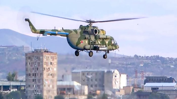 Bir Rus Mi-8 askeri helikopteri 