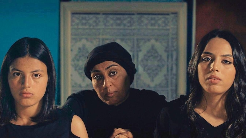 Familiäres Drama: Olfa Hamrouni (Mitte) mit zweien ihrer vier Töchter. Der atmosphärisch dichte Film ist für einen Oscar in der Kategorie „Bester Dokumentarfilm“ nominiert. (Bild: Polyfilm)