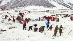 Den Suchmannschaften bot sich in Galtür eine Spur der Verwüstung. Mit unermüdlichem Einsatz kämpften sie sich mit Schaufeln und Sonden durch die Schneemassen in der Hoffnung, möglichst viele Verschüttete lebend zu bergen. (Bild: HBF)