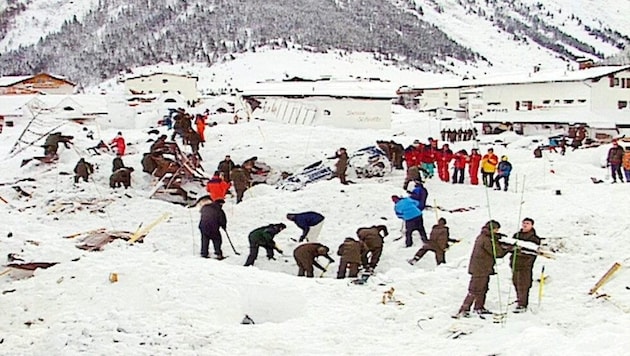 Zespoły poszukiwawcze znalazły w Galtür ślady zniszczeń. Z niestrudzonym wysiłkiem przedzierali się przez masy śniegu z łopatami i sondami w nadziei na odzyskanie jak największej liczby zasypanych ofiar żywych. (Bild: HBF)