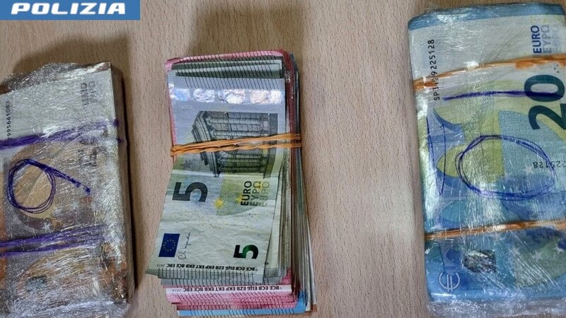 Neben dem Kokain wurden auch vier Kilo Haschisch und 18.000 Euro in bar an Drogengeld sichergestellt. (Bild: Polizia)