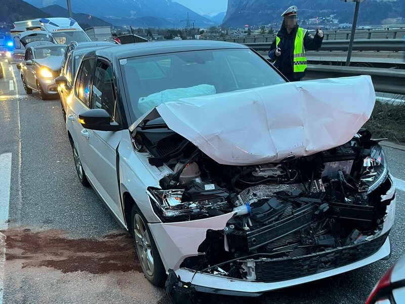 Für die Aufräumarbeiten mussten Spuren der Autobahn gesperrt werden. (Bild: Asfinag, Krone KREATIV)