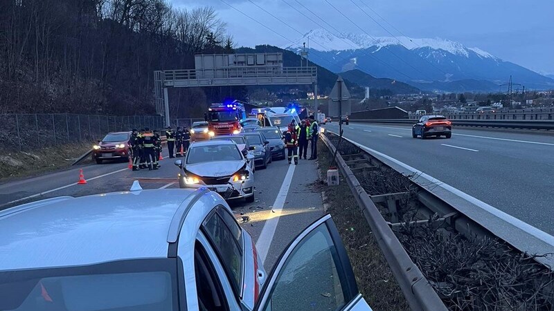 Fünf Autos waren in den Unfall verwickelt. (Bild: Asfinag)