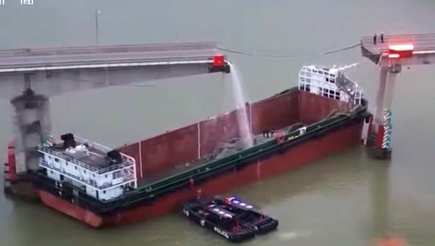 A cargo ship has rammed into a bridge in southern China and parts of it have collapsed. Five people were killed in the accident. (Bild: AP)