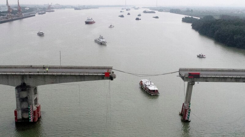 Pohřešované osoby se podařilo najít až mrtvé. (Bild: AP/Xinhua)