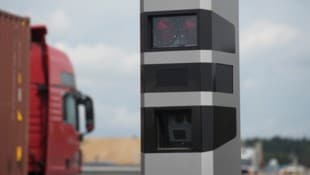 Eine moderne Radarbox an einer österreichischen Autobahn: Außen immer noch ein grauer Kasten, hat sich beim Innenleben in den vergangenen Jahren einiges verändert. (Bild: © Elmar Gubisch)