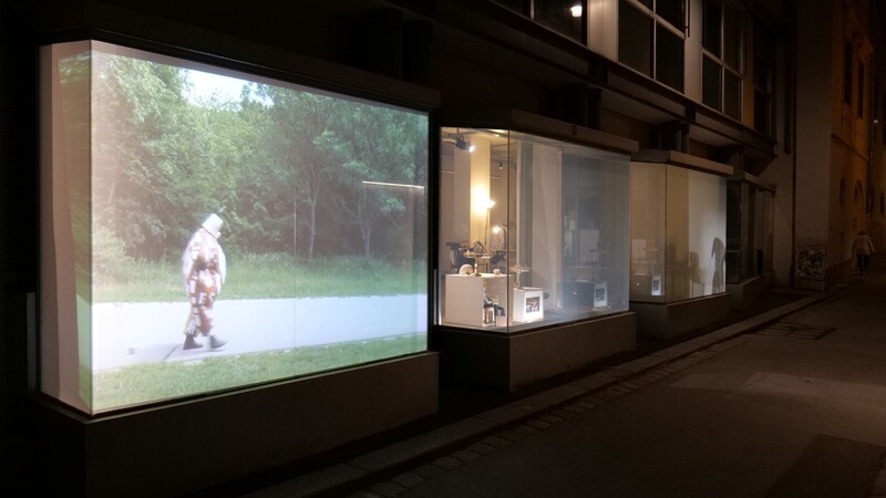 Auch von außen ist die Ausstellung sehenswert (Bild: Peter Brandlmayr)
