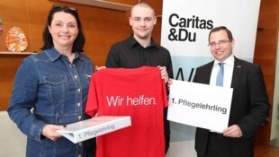 Caritas-Direktorin Melanie Balaskovics, Pflegelehrling Johannes Nicolas Mädl und ...