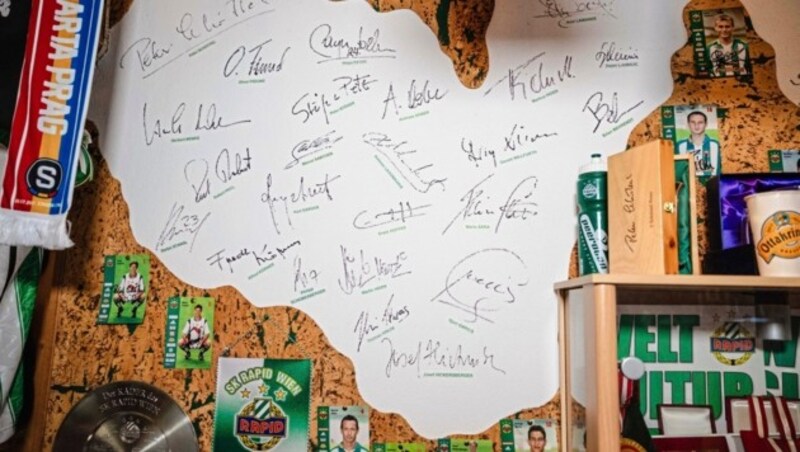 Auf einer Wand, hier ein Ausschnitt, haben schon 71 Rapid-Spieler unterschrieben. (Bild: Mario Urbantschitsch)