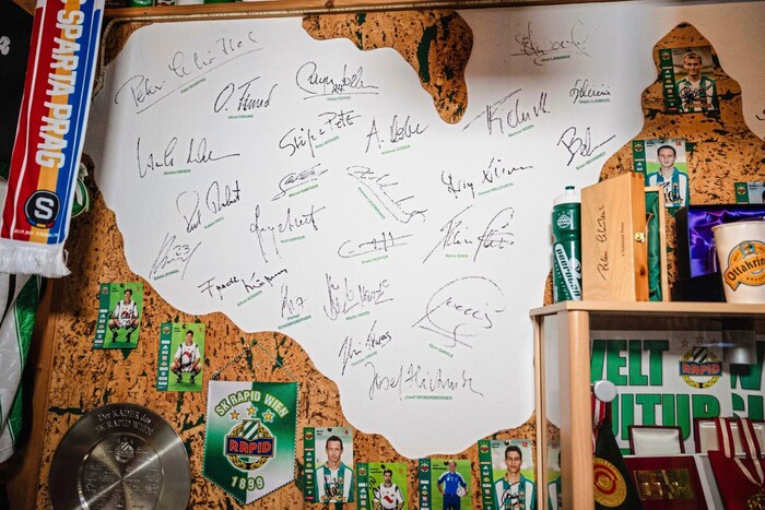 Auf einer Wand, hier ein Ausschnitt, haben schon 71 Rapid-Spieler unterschrieben.