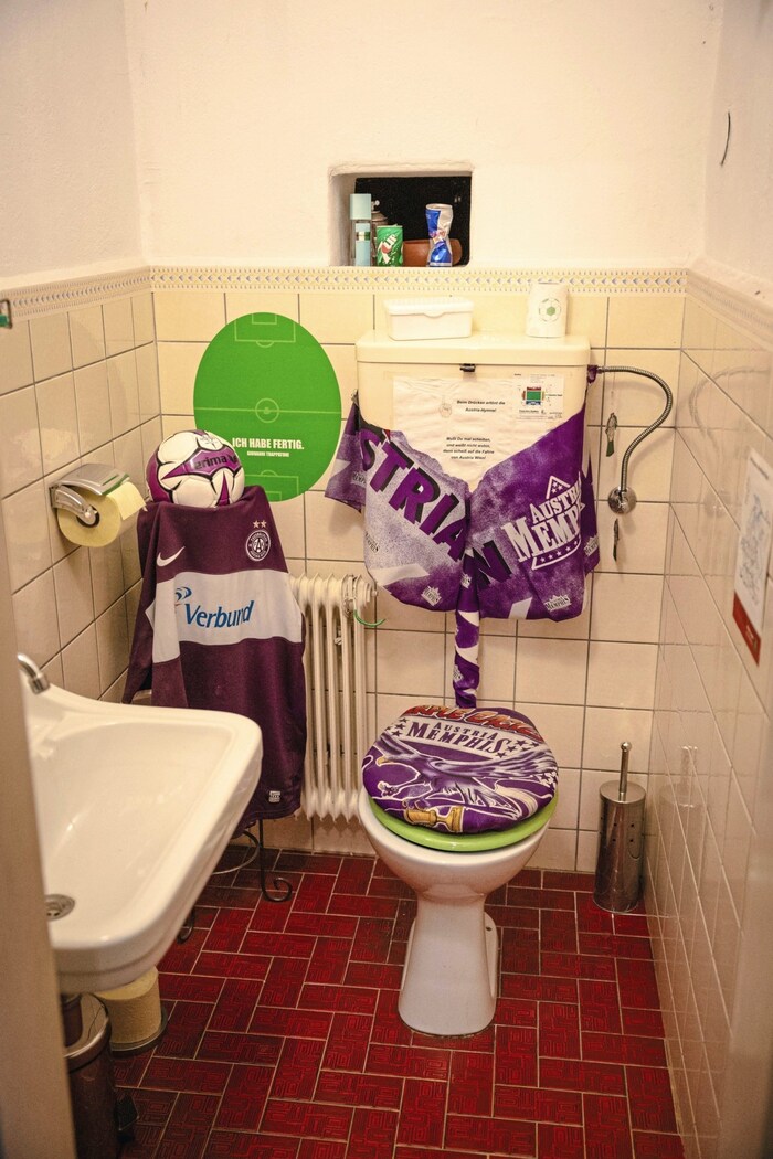 Die Toilette in seinem Museum hat Andy Frey der Wiener Austria gewidmet. Ein bisschen Spaß muss sein.