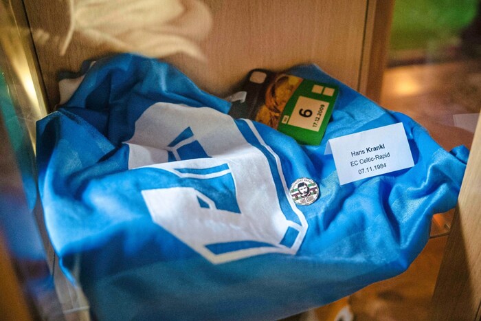 Ein ganz besonderes Dress ist das blaue Trikot von Hans Krankl vom Skandalspiel bei Celtic Glasgow im November 1982.