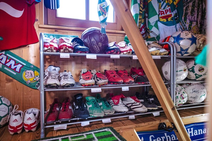 Der leidenschaftliche Rapid-Fan sammelt auch die Schuhe seiner Lieblinge. 