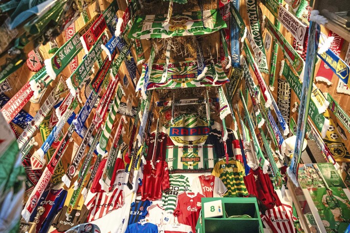 Im Museum von Andreas Frey sind über 300 Schals und 121 von Rapid-Spielern getragene Dressen zu sehen.