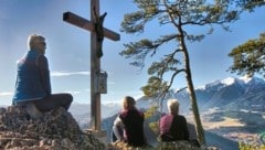 Von der G’spitzten Wand genießt man einen herrlichen Ausblick auf Trofaiach und die umliegenden Berggipfel  (Bild: Weges)