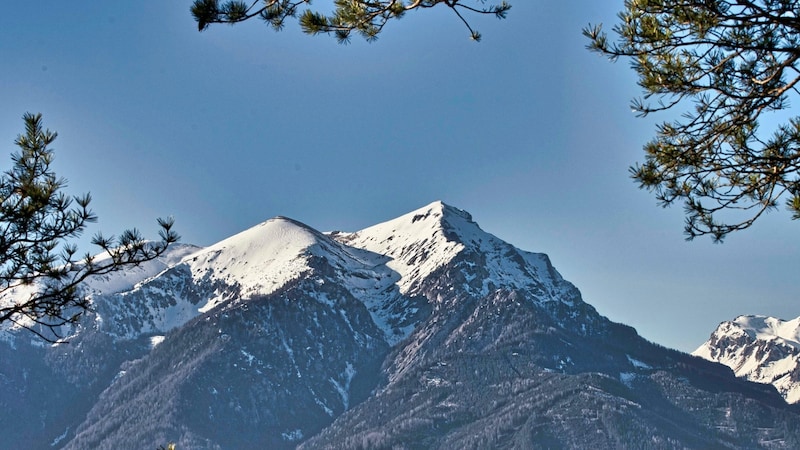 Dort oben ist noch Winter, unten kommt schon der Frühling (Bild: Weges)