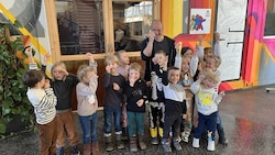 Stolz zeigen die Kinder ihre Schneeflocken. (Bild: Felix Justich)