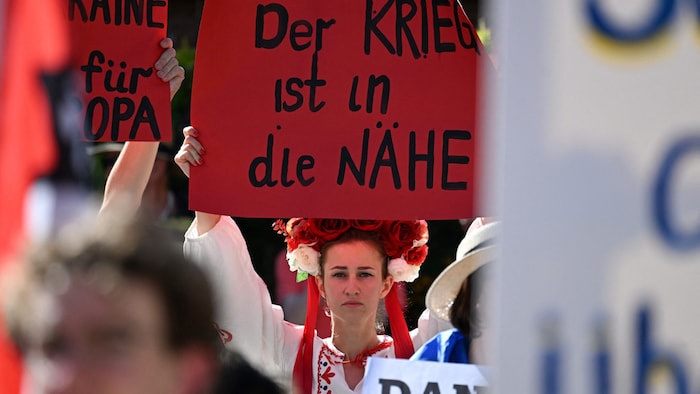 Protestierende fordern rasche militärische Unterstüztung für die Ukraine.