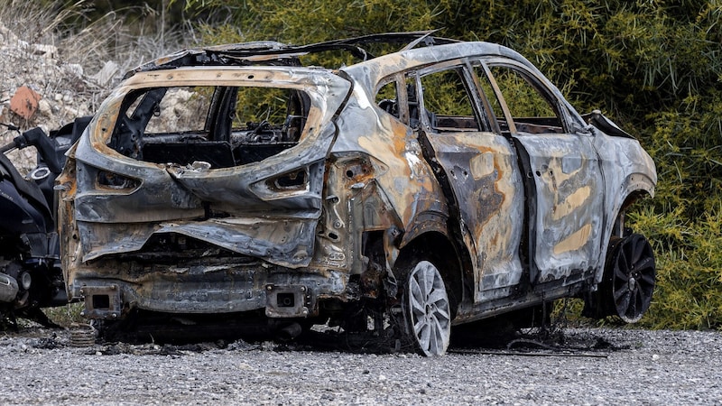 Dieses ausgebrannte Auto soll als Fluchtauto im Mordfall Maxim Kusminow gedient haben. Der oder die Täter haben das Land wohl mittlerweile verlassen. (Bild: REUTERS)