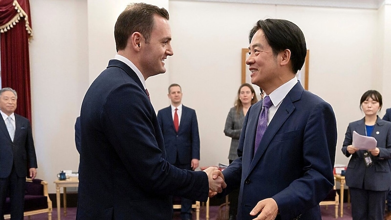 Delegationsleiter Mike Gallagher (links) beim Treffen mit dem designierten taiwanesischen Präsidenten Lai Ching-te (Bild: APA/AFP/TAIWAN PRESIDENTIAL OFFICE/Handout)