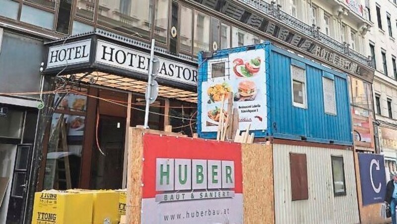 Noch versperren Gerüste den Blick auf das Hotel. (Bild: Zwefo)