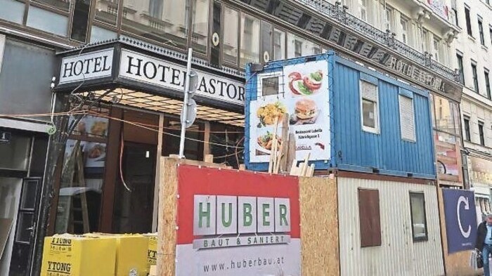 Noch versperren Gerüste den Blick auf das Hotel.
