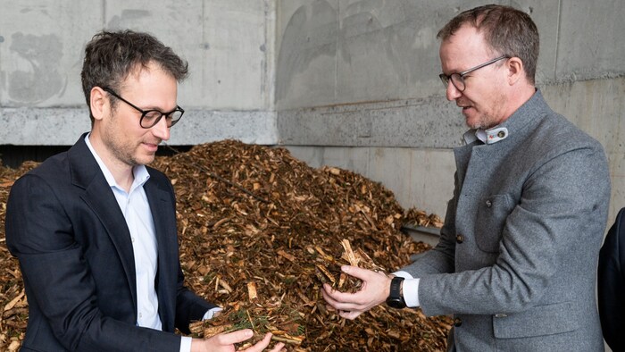 Landesrat Zadra und sein Amtskollege Gantner mit jeder Menge Biomasse.
