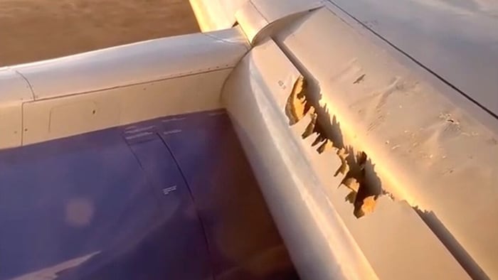 Die beschädigte Vorderkante der rechten Tragfläche der Boeing 757-200