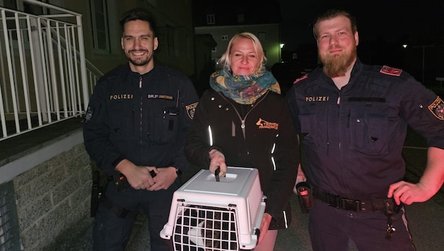 Franziskus-Tierheimleiterin Nina Mocnik beim nächtlichen Einsatz mit den Beamten der Polizeiinspektion in Köflach  (Bild: Tierschutzverein Franziskus)