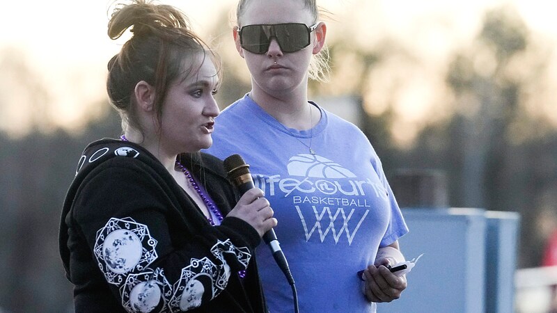 Cassie Matthews, die Mutter von Audrii Cunningham, bei einer Mahnwache für ihre verstorbene Tochter (Bild: AP)