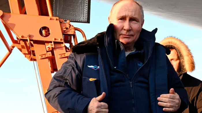Wladimir Putin nach dem Flug - sonderlich begeistert wirkt er allerdings nicht.
