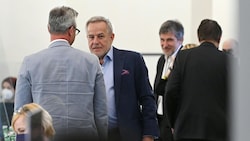Investor Siegfried Wolf (im dunkelblauen Sakko) ist wegen COFAG-Hilfen im Visier der Opposition. (Bild: APA/HELMUT FOHRINGER)
