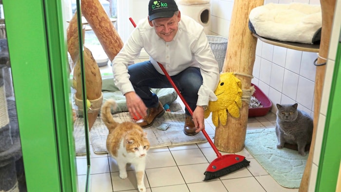 Mayor Christian Scheider with "Max" and "Ebony"