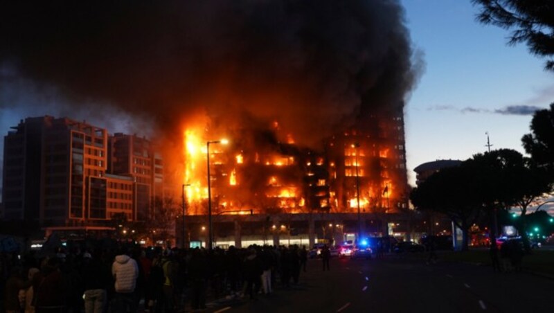 Das brennende Hochhaus in Valencia glich einer riesigen Fackel. (Bild: Associated Press)