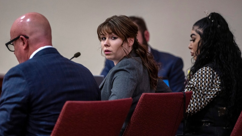 Hannah Gutierrez-Reed, Waffenmeisterin am Set des Western „Rust“, muss sich nach dem Todesschuss jetzt vor Gericht verantworten. (Bild: APA/Eddie Moore/The Albuquerque Journal via AP, Pool)