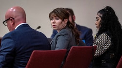 Hannah Gutierrez-Reed, Waffenmeisterin am Set des Western „Rust“, muss sich nach dem Todesschuss jetzt vor Gericht verantworten. (Bild: APA/Eddie Moore/The Albuquerque Journal via AP, Pool)