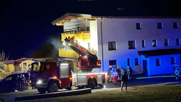 Čtyři osoby musely být z domu zachráněny pomocí otočného žebříku. (Bild: zoom.tirol)