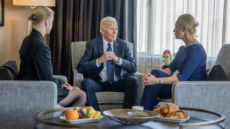 Darja (23), Joe Biden und Julia Nawalnaja bei dem privaten Treffen. (Bild: AFP)