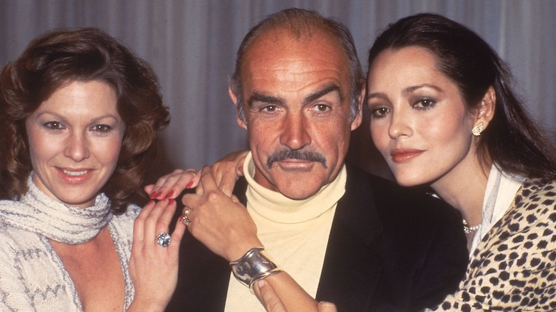 Pamela Salem (links) mit Sean Connery und Barbara Carrerra (Bild: JOSEPH SCHABER / AP / picturedesk.com)