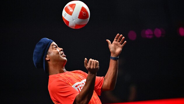 Ronaldinho begeisterte in einer TV-Show mit einem Fallrückzieher. (Bild: APA/AFP/Lillian SUWANRUMPHA)
