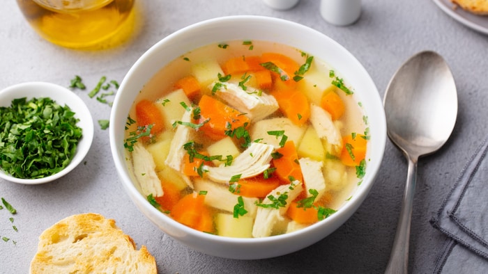 Die gute, alte Hühnersuppe ist auch bei entzündetem Rachen das Mittel der Wahl.