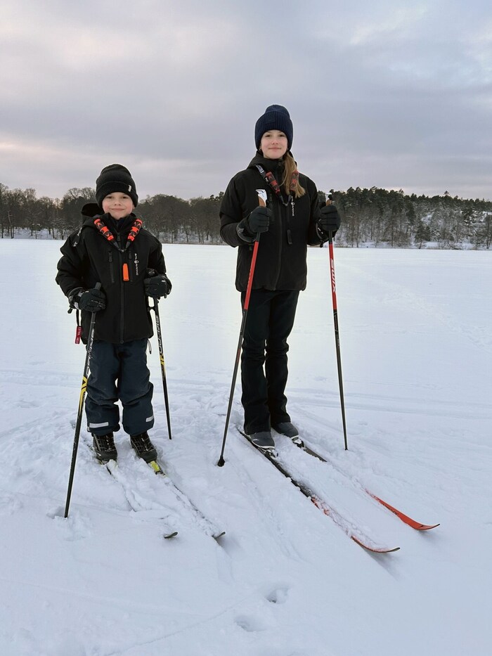 Prinzessin Estelle und Prinz Oscar waren mit den Langlauf-Skiern unterwegs - und Mama Victoria ...