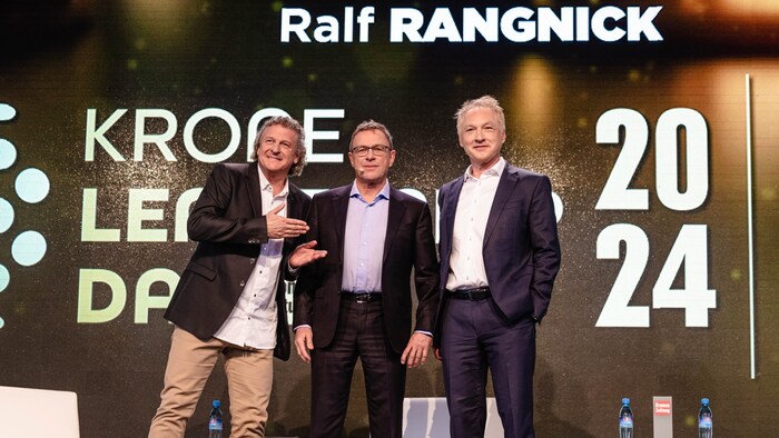 Teamchef Ralf Rangnick (mi.) mit „Krone“-Geschäftsführer Gerhard Valeskini (re.) und Sportchef Peter Moizi (li.).