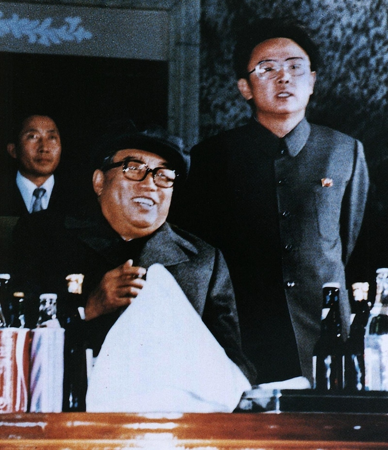 Kim Il Sung und Kim Jong Il, Großvater und Vater des amtierenden nordkoreanischen Diktators (Bild: AFP)