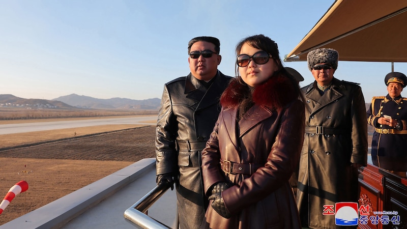 Der Diktator mit seiner Tochter im Ledermantel-Partnerlook mit schicken Sonnenbrillen. (Bild: AFP)