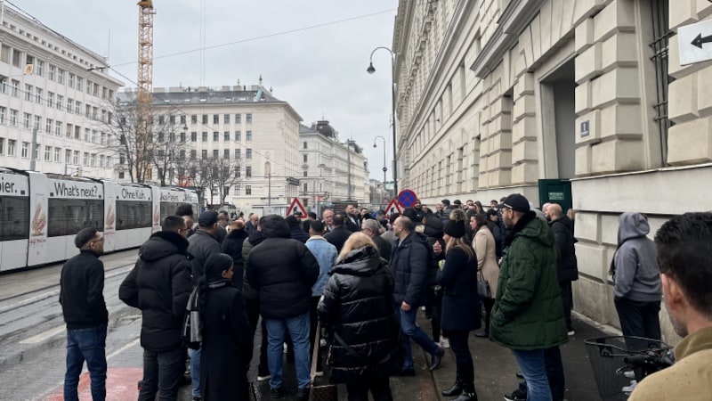 Relatives also gather in front of the building and wait. (Bild: Sophie Pratschner)